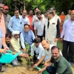 माँ के नाम पौधा लगाकर लखनऊ को स्वच्छ बनाने का संकल्प