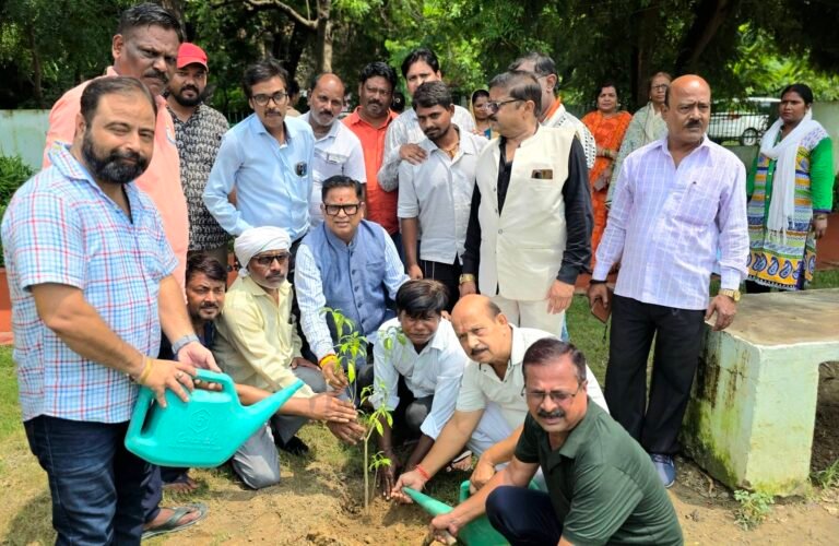 माँ के नाम पौधा लगाकर लखनऊ को स्वच्छ बनाने का संकल्प