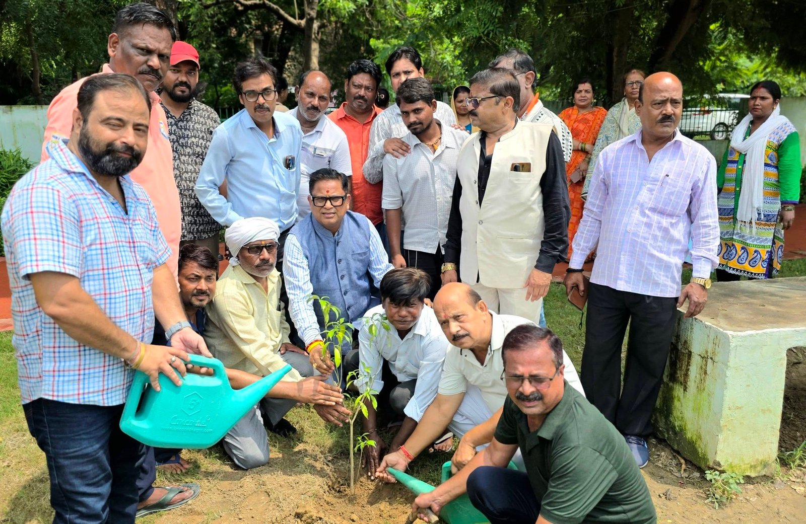 माँ के नाम पौधा लगाकर लखनऊ को स्वच्छ बनाने का संकल्प