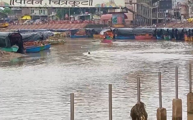 चित्रकूट में मंदाकिनी का रौद्र रूप! रामघाट समेत कई इलाके जलमग्न, राहत-बचाव अभियान तेज”