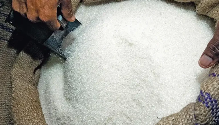चीनी के बढ़ते दाम पर केंद्र सख्त, जमाखोरी और कालाबाजारी पर कार्रवाई