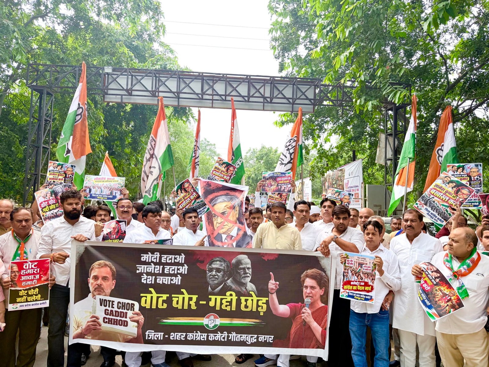 ज्ञानेश कुमार के खिलाफ नोएडा में कांग्रेस का प्रदर्शन, कलेक्ट्रेट तक निकाला मार्च