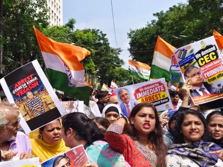 “CEC के खिलाफ Congress का हल्लाबोल, कई राज्यों में प्रदर्शन से गरमाई सियासत!”
