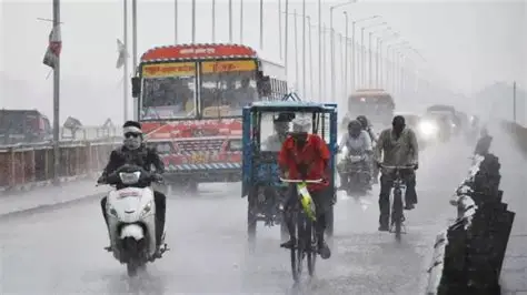 UP में भारी बारिश का अलर्ट! Meerut समेत कई जिलों में School बंद, IMD ने जारी की चेतावनी