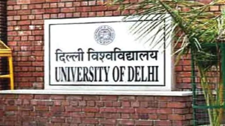 “DUSU चुनाव से पहले DU में हंगामा! कई जगह झड़प, शिक्षक से कथित मारपीट”