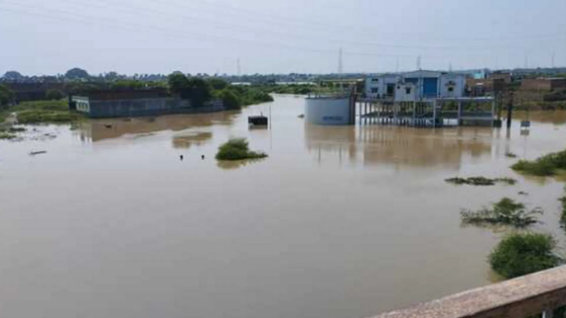 UP Flood: बाढ़ प्रभावित इलाकों में राहत अभियान तेज, फील्ड में उतरे अधिकारी