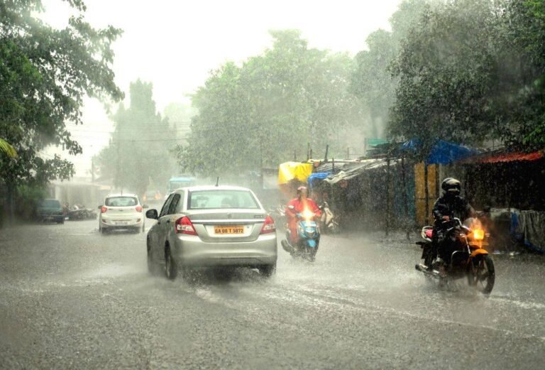 UP में बारिश का कहर! 15 मौतें, 117 मकान क्षतिग्रस्त | Heavy Rain Alert