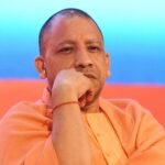 “गोरखपुर में CM योगी का जनता दरबार, दिव्यांग से पूछा- आयुष्मान कार्ड बना है?”