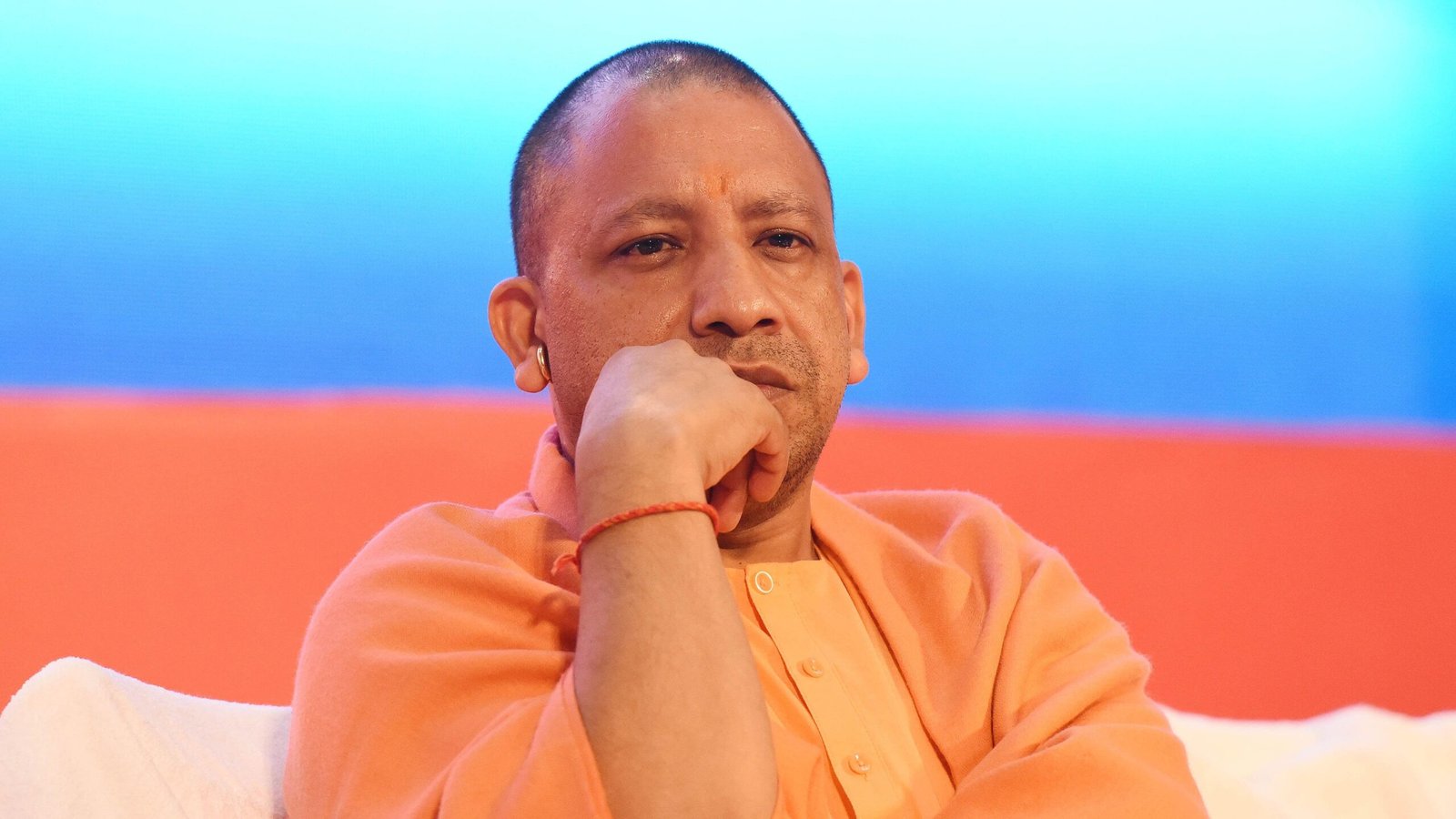 “गोरखपुर में CM योगी का जनता दरबार, दिव्यांग से पूछा- आयुष्मान कार्ड बना है?”