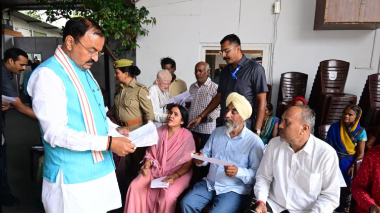 केशव प्रसाद मौर्य का जनता दर्शन, अधिकारियों को सख्त निर्देश