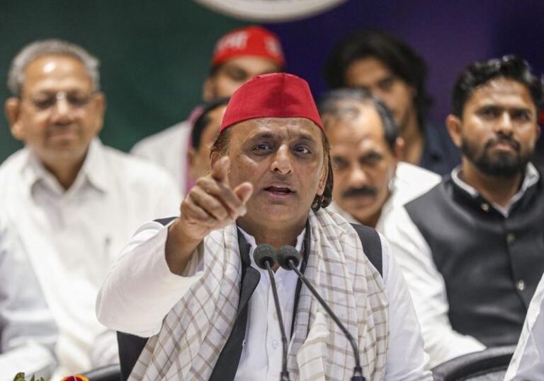 CM Yogi vs Akhilesh Yadav! चुनाव आयोग पहुंची सपा, 2027 से पहले सियासी घमासान!