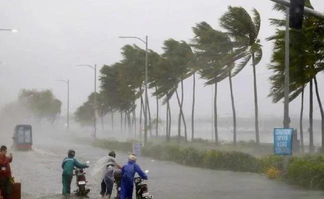 Cyclone Arnab का कहर! आंध्र प्रदेश में भारी बारिश से तबाही, कई इलाकों में बिजली गुल