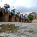 लखनऊ में बाढ़ से हाहाकार! गोमती का रौद्र रूप, कई कॉलोनियां जलमग्न… नाव बनी सहारा”