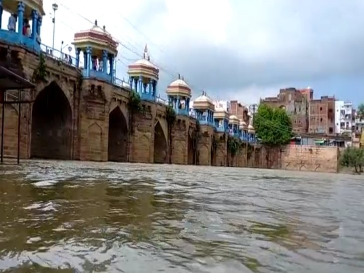 लखनऊ में बाढ़ से हाहाकार! गोमती का रौद्र रूप, कई कॉलोनियां जलमग्न… नाव बनी सहारा”