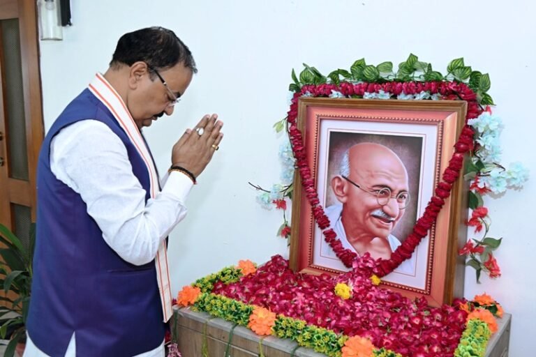 Keshav Prasad Maurya ने Gandhi और Shastri को अर्पित की विनम्र श्रद्धांजलि