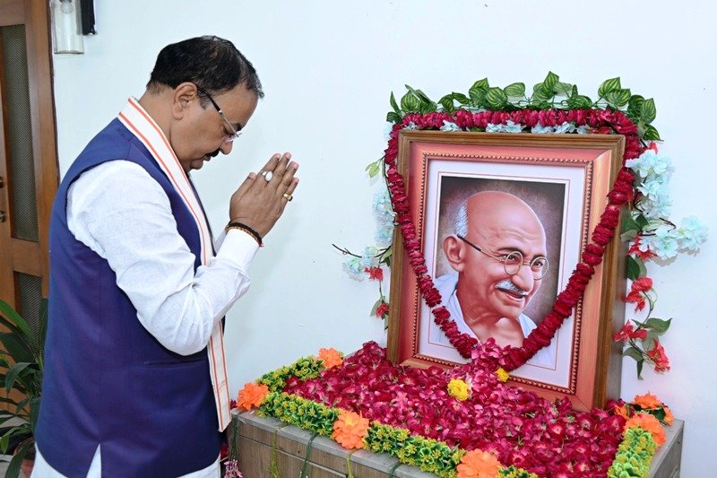 Keshav Prasad Maurya ने Gandhi और Shastri को अर्पित की विनम्र श्रद्धांजलि
