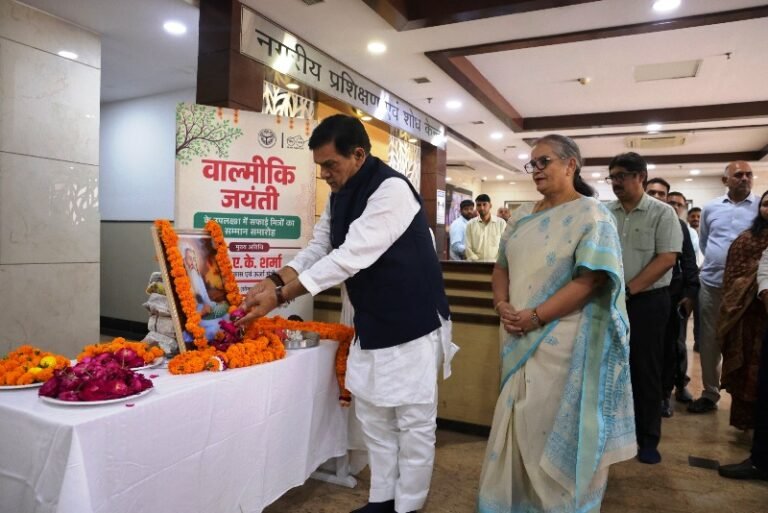 लखनऊ में महर्षि वाल्मीकि जयंती पर सफाई मित्र सम्मानित, ए.के. शर्मा ने की सराहना