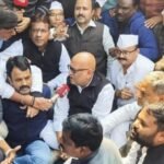 लखनऊ कांग्रेस कार्यालय में जमकर बवाल! चले जूते, मचा हड़कंप