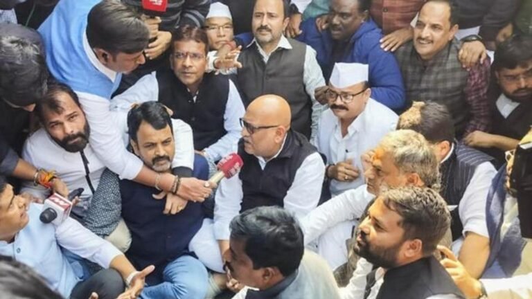 लखनऊ कांग्रेस कार्यालय में जमकर बवाल! चले जूते, मचा हड़कंप
