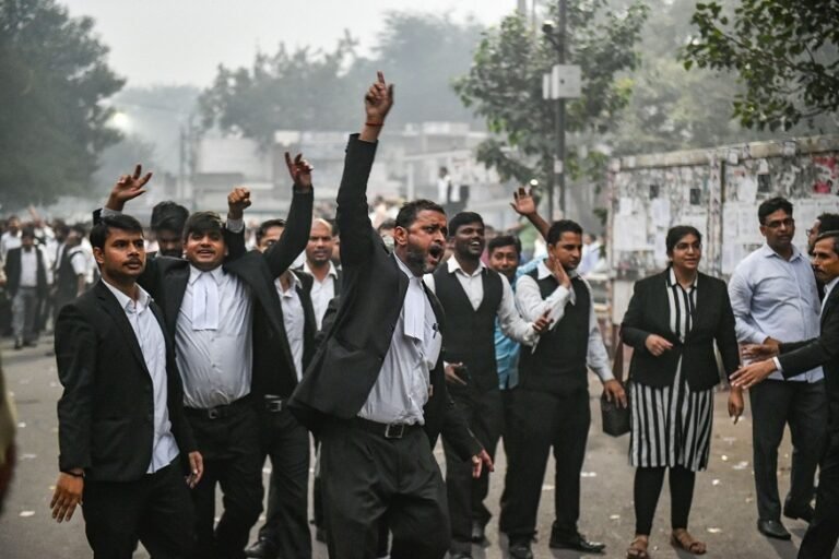 दिल्ली में वकीलों की हड़ताल, शाहदरा पुलिस विवाद के बाद बढ़ा तनाव