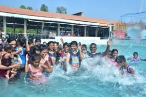 Industrial Development Minister had a lot of fun in the water park with the children of Dalit settlements.